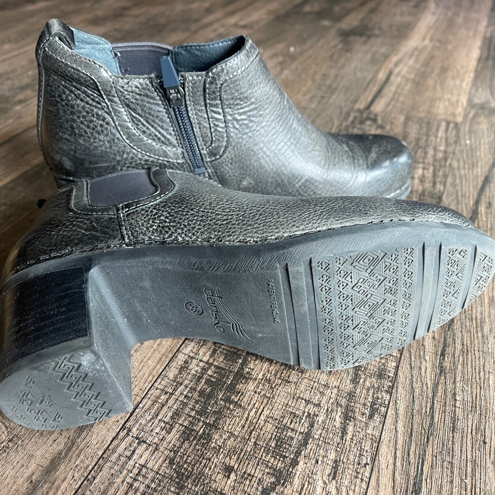 Dansko size 39 gray short boot